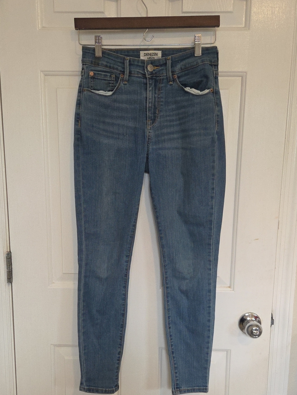 Denizen from Levi's Women's High Rise Skinny Jeans in Light Blue Denim 2S/ 26×28